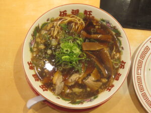 背脂黒醤油ラーメン（並）@伍福軒 新宿西口店（新宿駅）ビジュアル：トップ