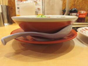 背脂黒醤油ラーメン（並）@伍福軒 新宿西口店（新宿駅）ビジュアル：サイド