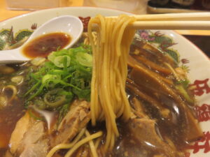 背脂黒醤油ラーメン（並）@伍福軒 新宿西口店（新宿駅）麺