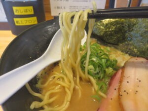 濃厚醤油らーめん@猫ニ叉タビ（岩槻駅）麺