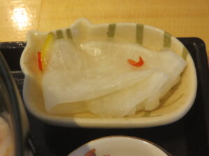 濃厚醤油らーめん@猫ニ叉タビ（岩槻駅）大根の漬物