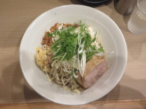 冷やし汁なし 塩 ネギ油@麺屋 味方 蒲田店（蒲田駅）ビジュアル：トップ