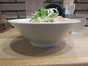 冷やし汁なし 塩 ネギ油@麺屋 味方 蒲田店（蒲田駅）ビジュアル：サイド