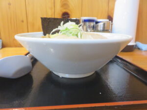 煮干し中華（小盛・こってり）@中華そば 雲ノ糸 鶴岡本店（鶴岡駅）ビジュアル：サイド