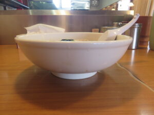 正油らーめん@らーめん ヒグマ 小千谷本店（新潟県小千谷市）ビジュアル：サイド