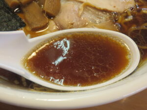 正油らーめん@らーめん ヒグマ 小千谷本店（新潟県小千谷市）スープ