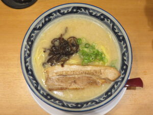 ノーマル醤油豚骨ラーメン@濃厚豚骨ラーメン 豚と小麦（神田駅）ビジュアル：トップ