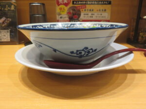 ノーマル醤油豚骨ラーメン@濃厚豚骨ラーメン 豚と小麦（神田駅）ビジュアル：サイド