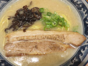 ノーマル醤油豚骨ラーメン@濃厚豚骨ラーメン 豚と小麦（神田駅）具