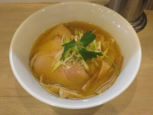 中華そば 塩（手揉み中太麺）@中華そば カスミソウ（県庁前駅）ビジュアル