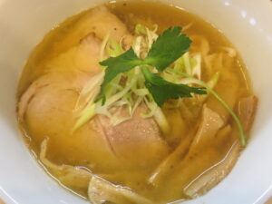 中華そば 塩（手揉み中太麺）@中華そば カスミソウ（県庁前駅）具