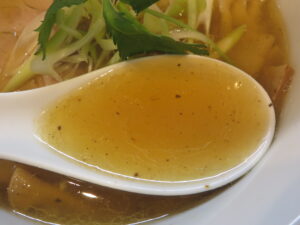 中華そば 塩（手揉み中太麺）@中華そば カスミソウ（県庁前駅）スープ