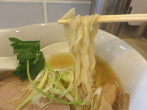 中華そば 塩（手揉み中太麺）@中華そば カスミソウ（県庁前駅）麺