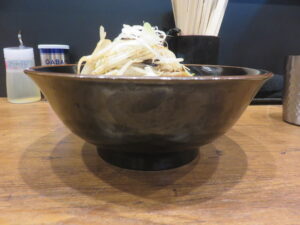 味噌らーめん@味噌らーめん屋 ちょりん（学習院下駅）ビジュアル：サイド
