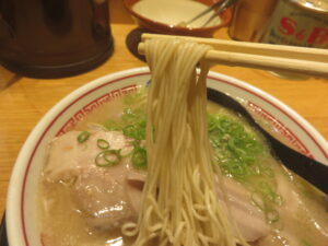 豚骨ラーメン@豚骨ラーメン そらのいろ 麹町本舗（麹町駅）麺