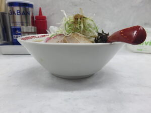 濃厚煮干し味噌ラーメン（サッポロ風縮れ麺）@MISO HANAMICHI 本店（北参道駅）ビジュアル：サイド