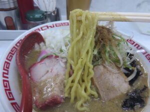 濃厚煮干し味噌ラーメン（サッポロ風縮れ麺）@MISO HANAMICHI 本店（北参道駅）具
