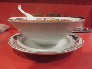 塩中華（並）@末廣ラーメン本舗 中野分店（中野駅）ビジュアル：サイド