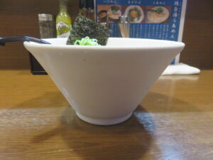 冷やし鶏白湯らあめん@らあめん 彩鶏どり（上板橋駅）ビジュアル：サイド