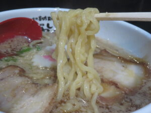 ラーメン（背脂あり）@会津喜多方RAMEN 二代目 いわいや（乃木坂駅）麺