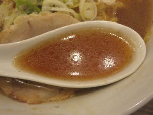 醤油ラーメン@札幌味噌ラーメン 下北 岳（下北沢駅）スープ