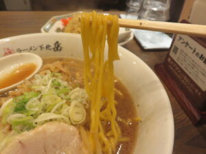 醤油ラーメン@札幌味噌ラーメン 下北 岳（下北沢駅）麺