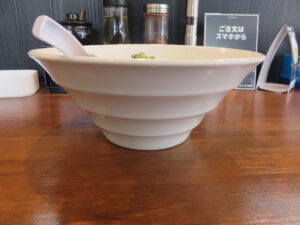 鶏清湯ラーメン（塩・味の濃さ普通）@麺屋 豊道（日野駅）ビジュアル：サイド