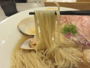 「はまぐり×濃厚ペースト」塩の魚介らぁめん@Ramen 塩と貝 つなぐ（汐留駅）麺