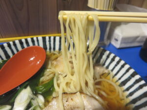 正油ラーメン@ラーメン となり（京成高砂駅）麺