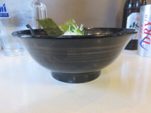 魚豚骨ラーメン@魚介豚骨 ラーメンクボ（日進駅）ビジュアル：サイド