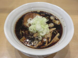 黒醤油ラーメン@らぁめん 次元（高岡駅）ビジュアル