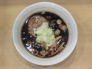 黒醤油ラーメン@らぁめん 次元（高岡駅）ビジュアル：トップ