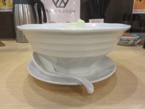 黒醤油ラーメン@らぁめん 次元（高岡駅）ビジュアル：サイド