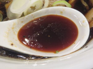 黒醤油ラーメン@らぁめん 次元（高岡駅）スープ