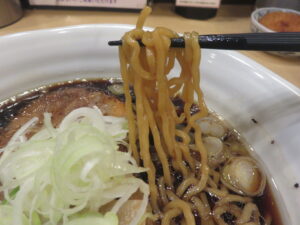 黒醤油ラーメン@らぁめん 次元（高岡駅）麺