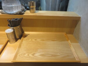 らーめん（並）@麺屋 山界（大久保駅）卓上