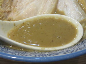 らーめん（並）@麺屋 山界（大久保駅）スープ