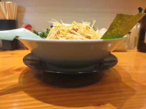 ネギラーメン（普通）@ラーメンショップ◯化 池袋店（池袋駅）ビジュアル：サイド