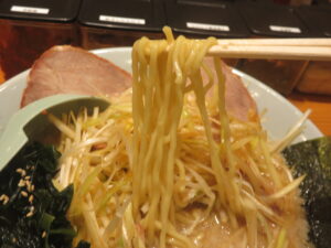 ネギラーメン（普通）@ラーメンショップ◯化 池袋店（池袋駅）麺