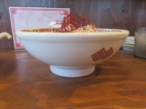 担々麺（辛口）@麺飯食堂 新ゆり飯店（新百合ケ丘駅）ビジュアル：サイド