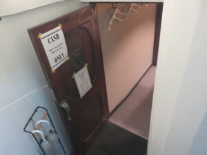 肉まぜそば 並盛り（200g）@麺尊 RAGE 神田 交点（神田駅）店頭