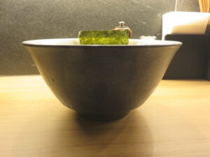 醤油ラーメン@ラーメン GINZA TON BOX（銀座駅）ビジュアル：サイド