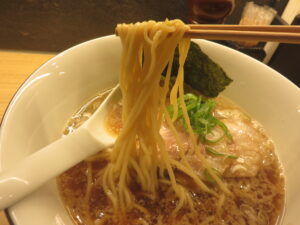 醤油ラーメン@ラーメン GINZA TON BOX（銀座駅）麺