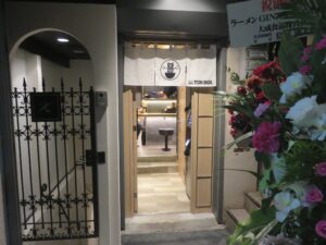 醤油ラーメン@ラーメン GINZA TON BOX（銀座駅）店頭