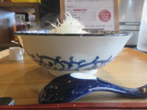 特製桜エビのクリーミー担々麺@飲茶&担々麺 彩葉 IROHA（新狭山駅）ビジュアル：サイド