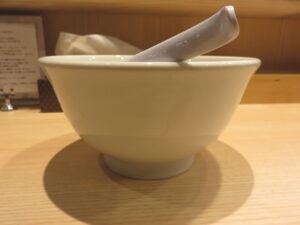 焼きあご塩らぁ麺（並盛）@中華そば はぎや（相模大野駅）ビジュアル：サイド