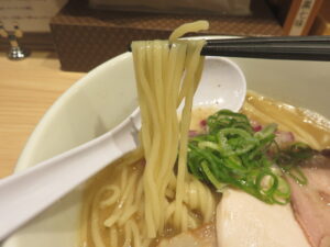 焼きあご塩らぁ麺（並盛）@中華そば はぎや（相模大野駅）麺