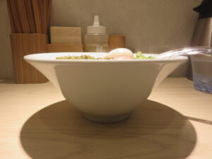 特製牡蠣塩ラーメン@らぁめん 希いろ（中野坂上駅）ビジュアル：サイド