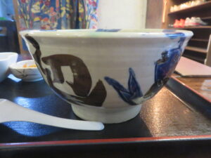 沖縄そば@沖縄そば 楚辺（壺川駅）ビジュアル：サイド