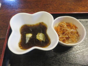 沖縄そば@沖縄そば 楚辺（壺川駅）定食：もずく酢・小鉢